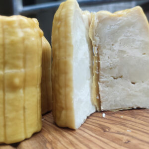 ricotta-salata-in-cera-d'api (2)