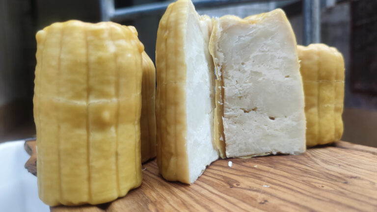 ricotta-salata-in-cera-d'api (2)